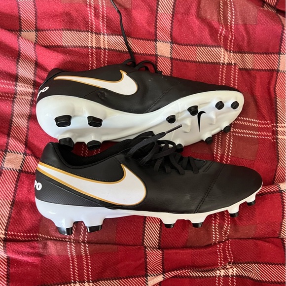 Nike Black and White Athletic Shoes with Classic Design - Picture 2 of 4